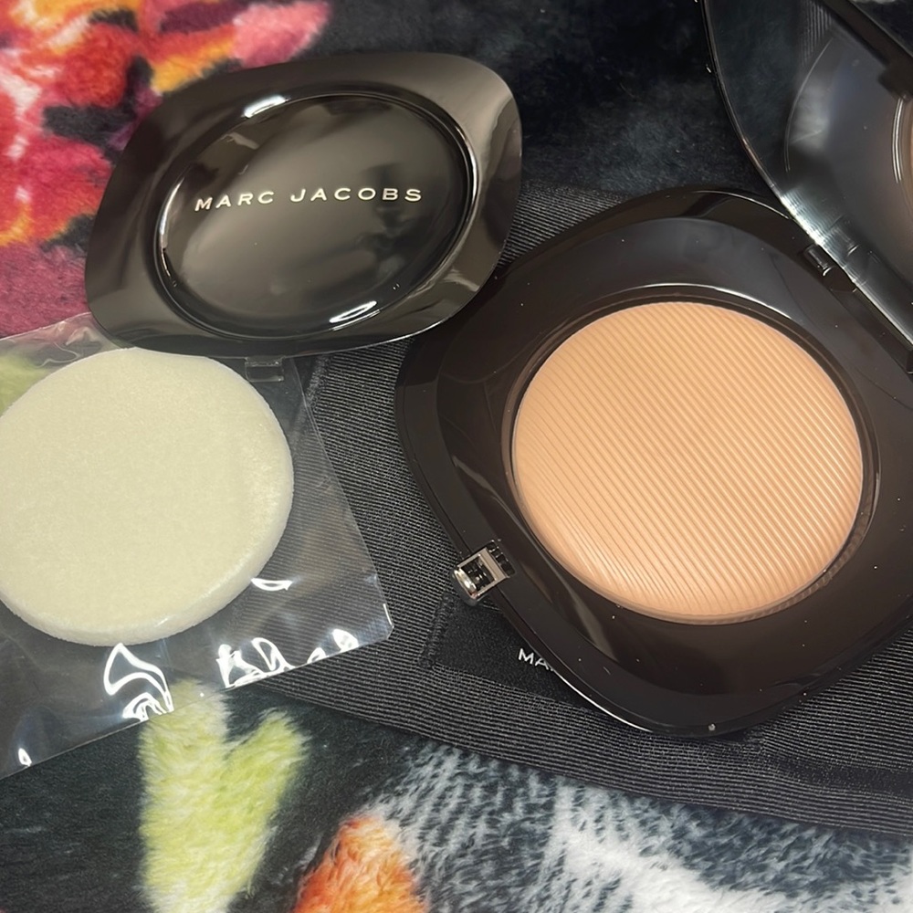 Marc Jacobs 450 Fawn Perfection Powder Featherweight Foundation - Picture 3 of 4
